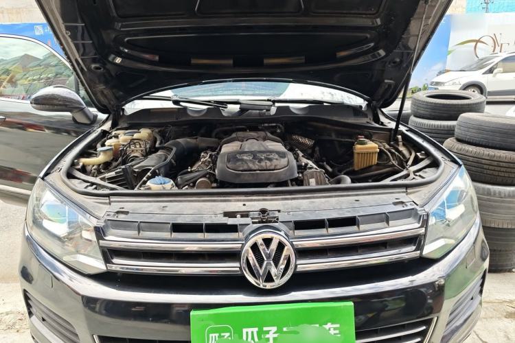 Used Volkswagen Touareg 2011 3.0 TSI High-End Version Engine Bay