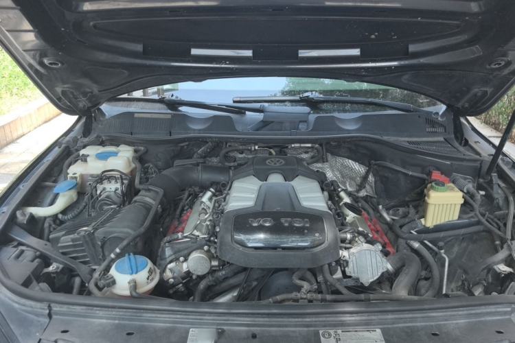 Used Volkswagen Touareg 2011 3.0 TSI Standard Version Engine Bay