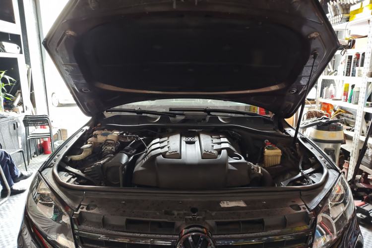 Used Volkswagen Touareg 2011 3.0 TDI Diesel Comfort Version Engine Bay
