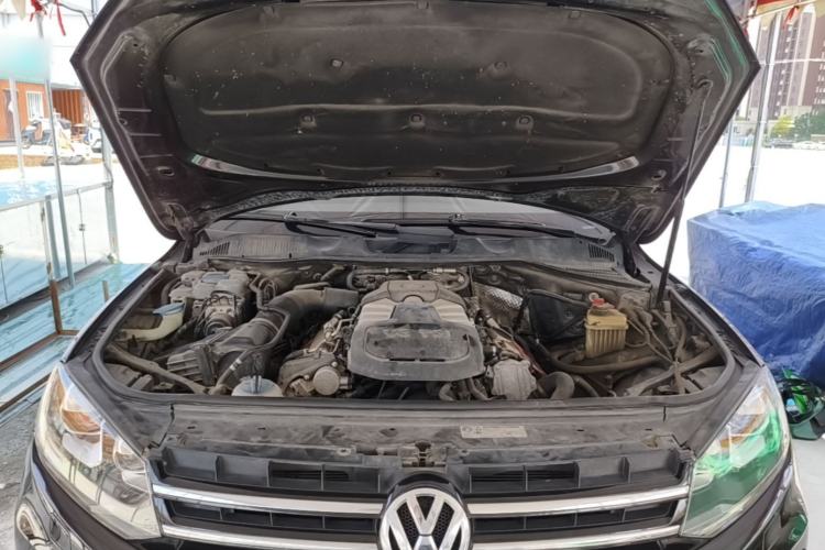 Used Volkswagen Touareg 2011 3.0 TSI Standard Version Engine Bay