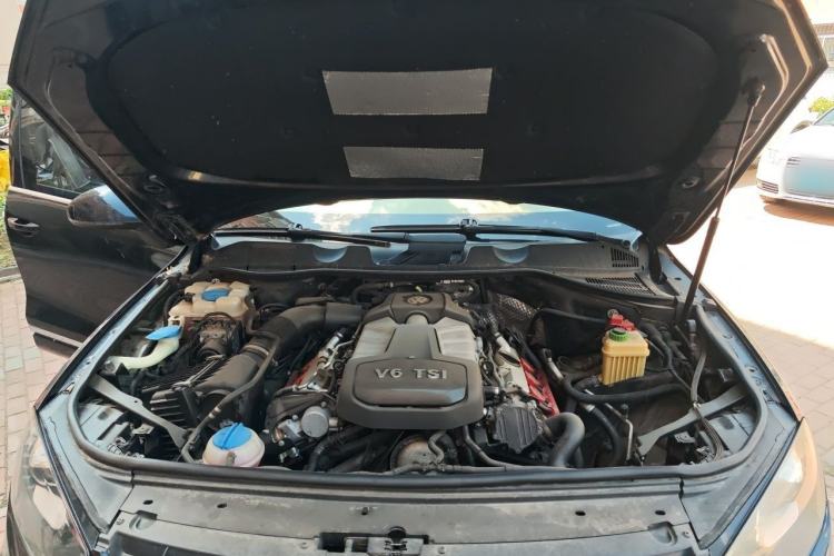 Used Volkswagen Touareg 2011 3.0 TSI High-End Version Engine Bay