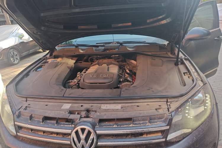Used Volkswagen Touareg 2011 3.0 TSI Comfort Version Engine Bay
