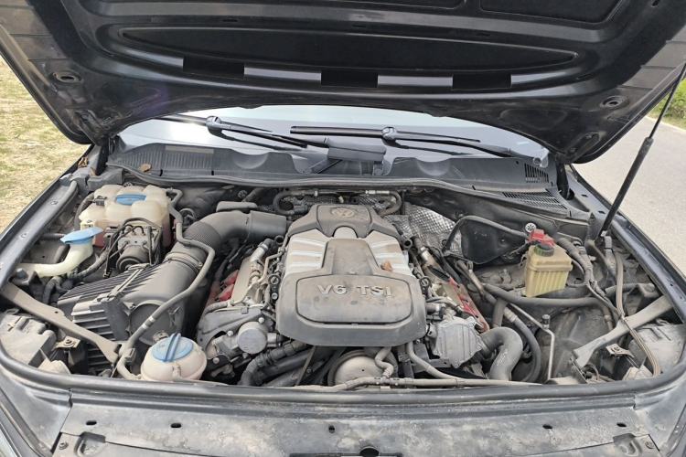 Used Volkswagen Touareg 2011 3.0 TSI Standard Version Engine Bay