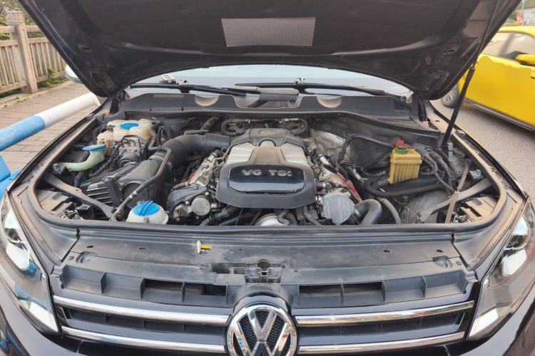 Used Volkswagen Touareg 2011 3.0 TSI High-End Version Engine Bay
