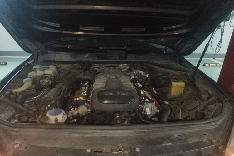 Used Volkswagen Touareg 2011 3.0 TSI Standard Version Engine Bay
