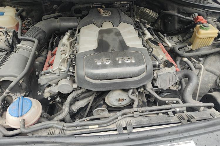 Used Volkswagen Touareg 2011 3.0 TSI High-End Version Engine Bay