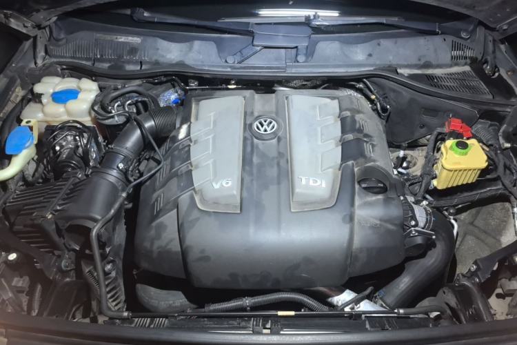 Used Volkswagen Touareg 2011 3.0 TDI Diesel Standard Version Engine Bay