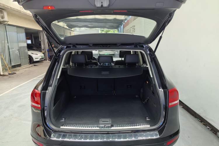 Used Volkswagen Touareg 2011 3.0 TSI Standard Version Exterior 11