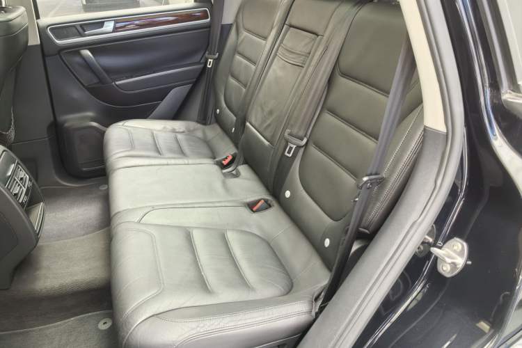 Used Volkswagen Touareg 2011 3.0 TSI Standard Version Exterior 6