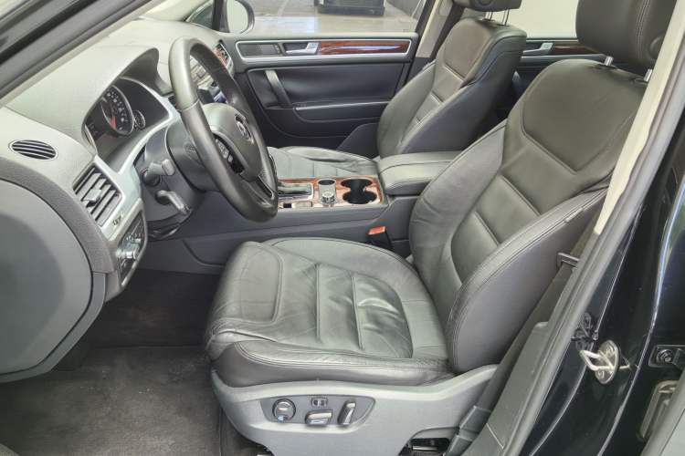 Used Volkswagen Touareg 2011 3.0 TSI Standard Version Exterior 7