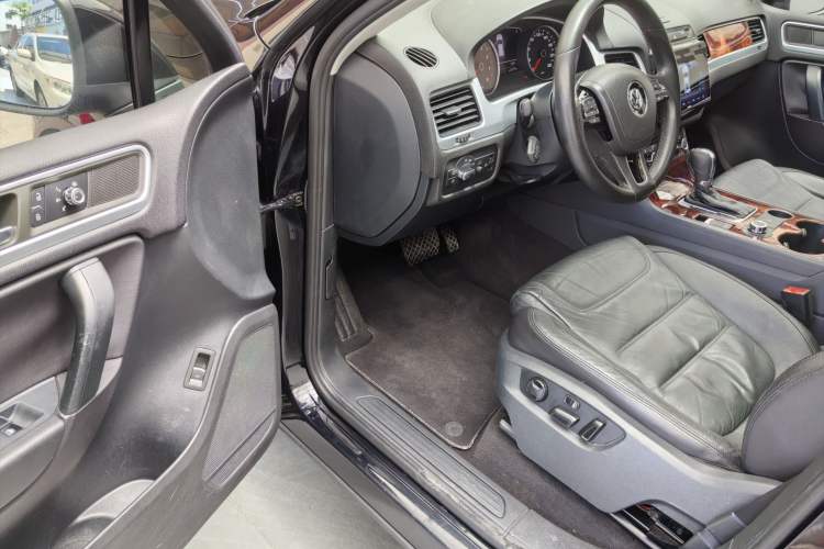 Used Volkswagen Touareg 2011 3.0 TSI Standard Version Exterior 8