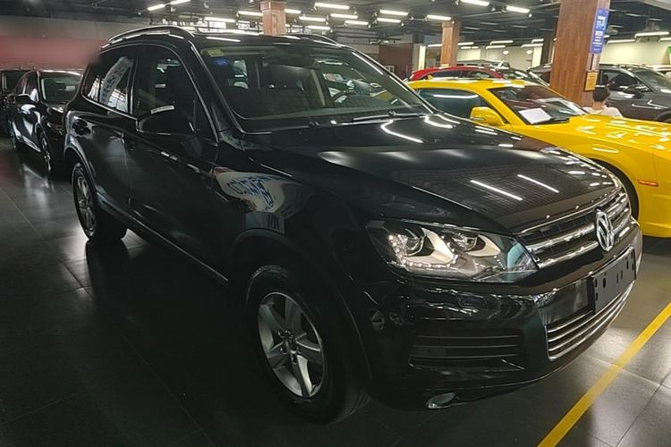 Used Volkswagen Touareg 2011 3.0 TSI Comfort Version Front Right 45 Deg