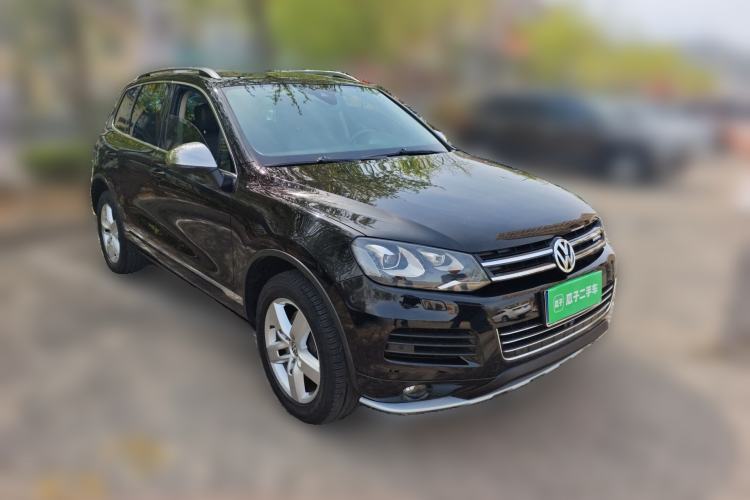 Used Volkswagen Touareg 2011 3.0 TSI Hybrid Front Right 45 Deg