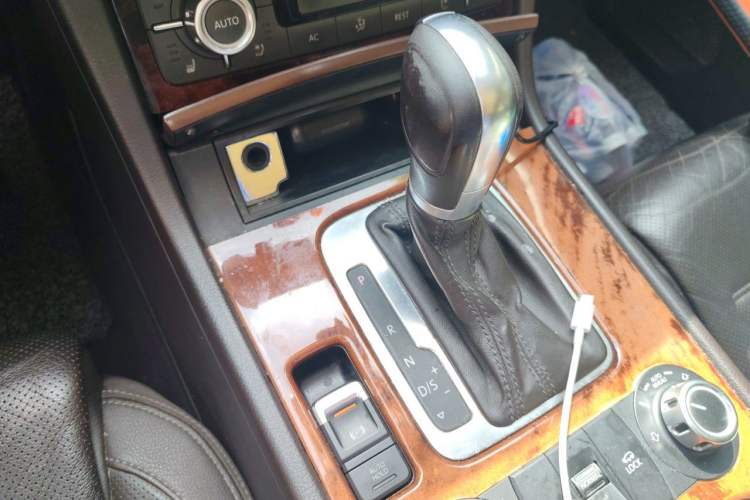 Used Volkswagen Touareg 2011 3.0 TSI Comfort Version Gear Lever