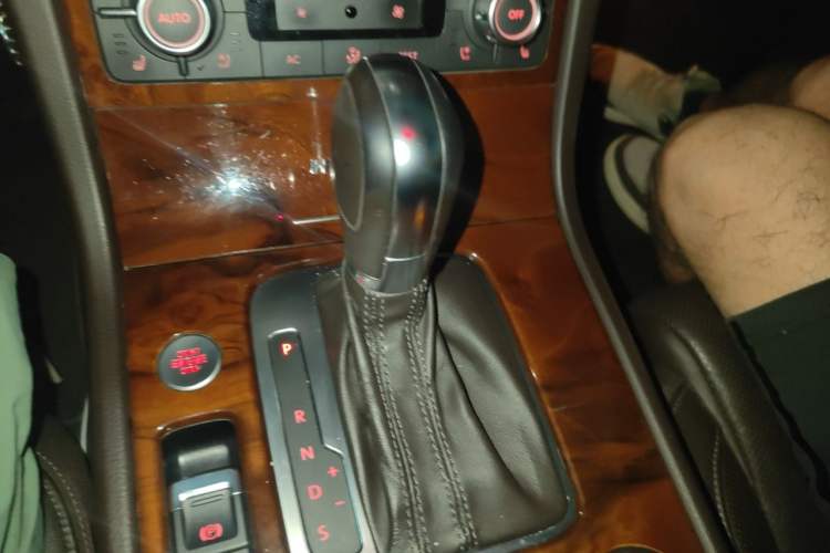 Used Volkswagen Touareg 2011 3.0 TSI Hybrid Gear Lever