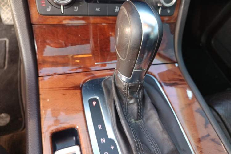 Used Volkswagen Touareg 2011 3.0 TSI Comfort Version Gear Lever