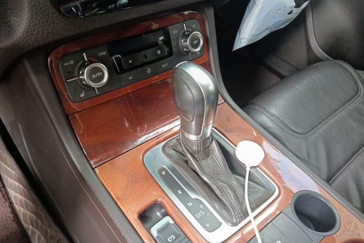Used Volkswagen Touareg 2011 3.0 TDI Diesel Standard Version Gear Lever