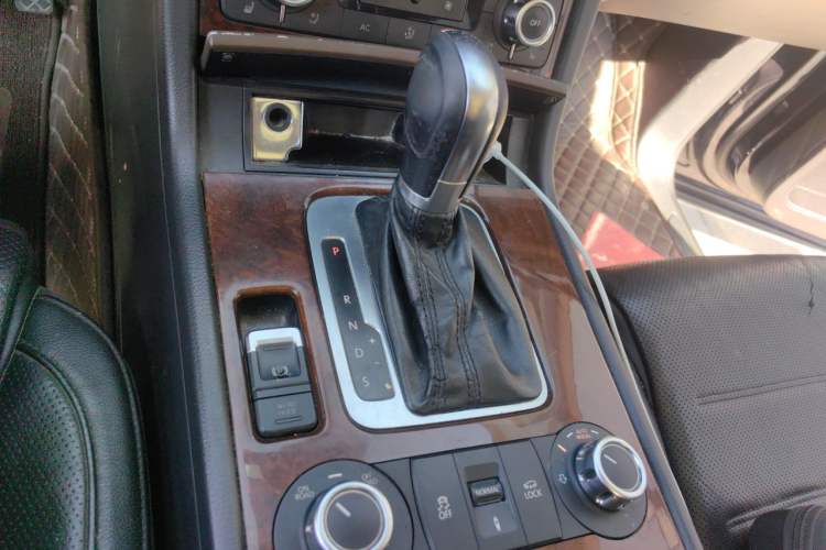 Used Volkswagen Touareg 2011 3.0 TDI Diesel Comfort Version Gear Lever