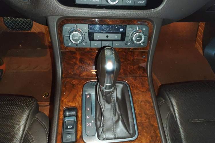 Used Volkswagen Touareg 2011 3.0 TSI Comfort Version Gear Lever