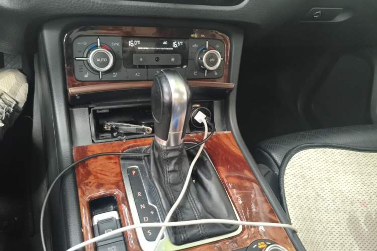Used Volkswagen Touareg 2011 3.0 TSI Comfort Version Gear Lever
