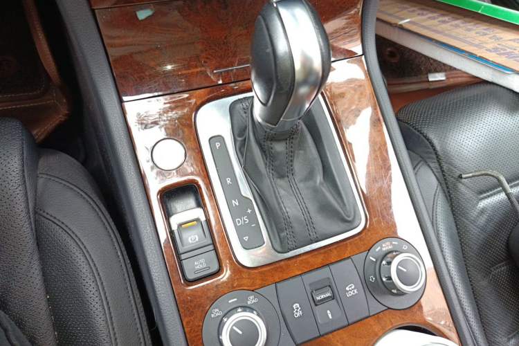 Used Volkswagen Touareg 2011 3.0 TSI High-End Version Gear Lever
