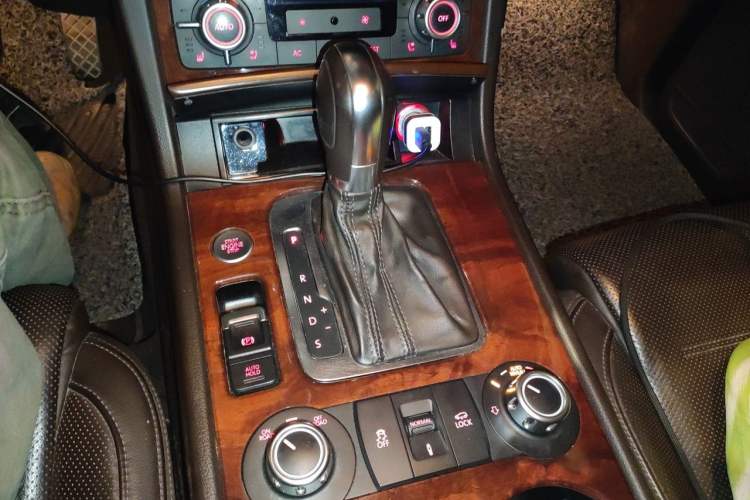 Used Volkswagen Touareg 2011 3.0 TSI High-End Version Gear Lever