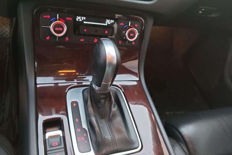 Used Volkswagen Touareg 2011 3.0 TSI Comfort Version Gear Lever