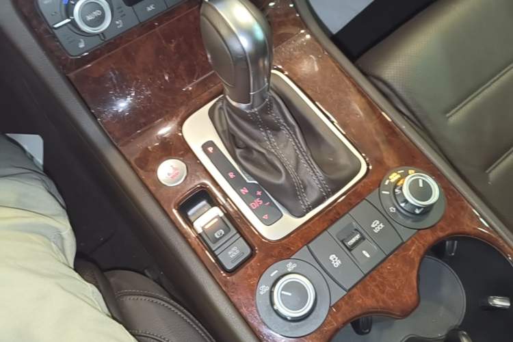 Used Volkswagen Touareg 2011 3.0 TSI Comfort Version Gear Lever