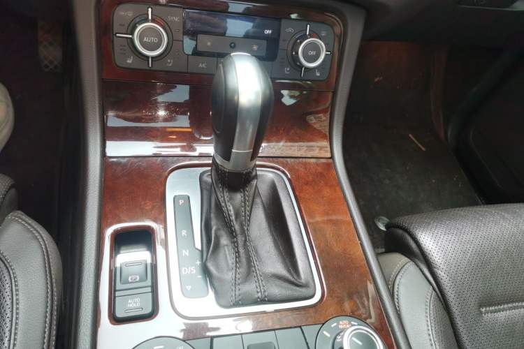 Used Volkswagen Touareg 2011 3.0 TSI Comfort Version Gear Lever