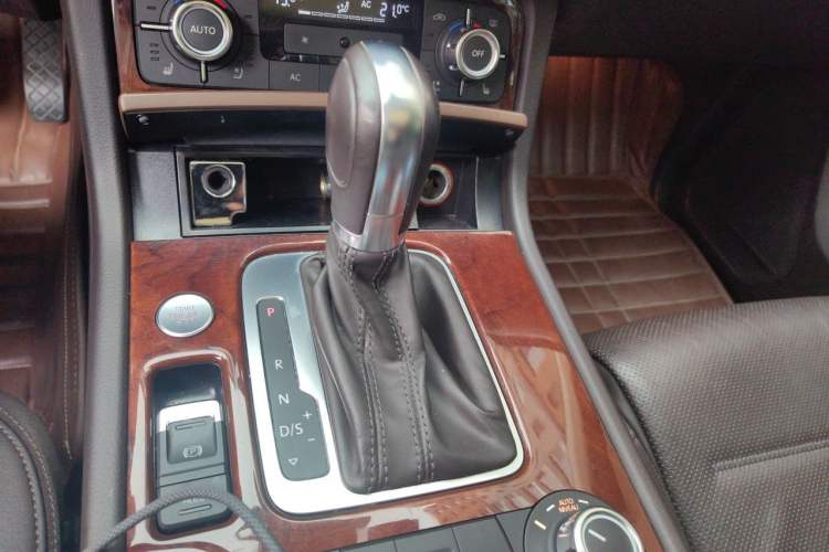 Used Volkswagen Touareg 2011 3.0 TSI Luxury Edition Gear Lever