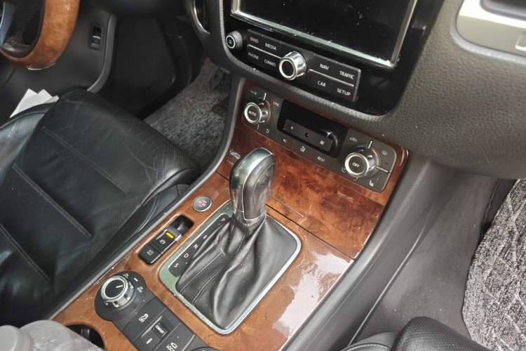 Used Volkswagen Touareg 2011 3.0 TSI High-End Version Gear Lever
