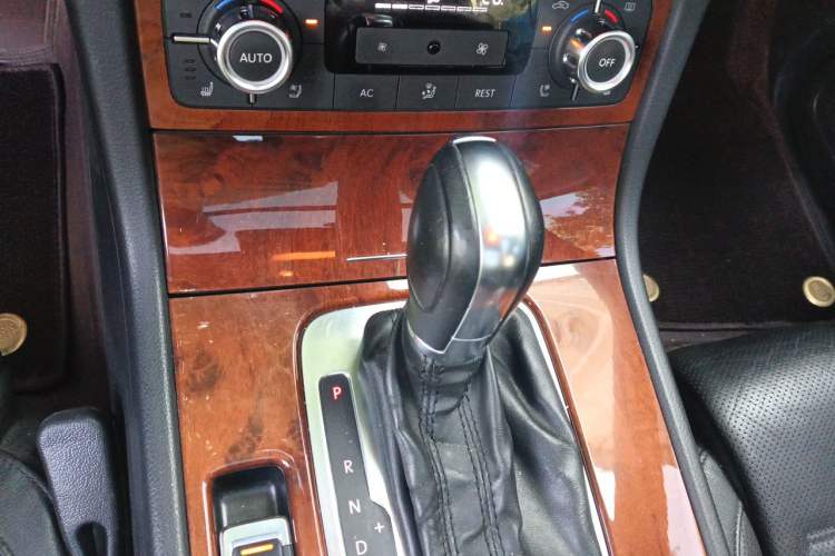 Used Volkswagen Touareg 2011 3.0 TSI Comfort Version Gear Lever