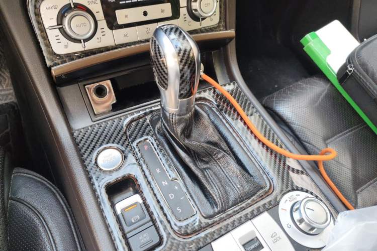 Used Volkswagen Touareg 2011 3.0 TSI High-End Version Gear Lever