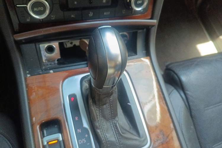 Used Volkswagen Touareg 2011 3.0 TSI Comfort Version Gear Lever