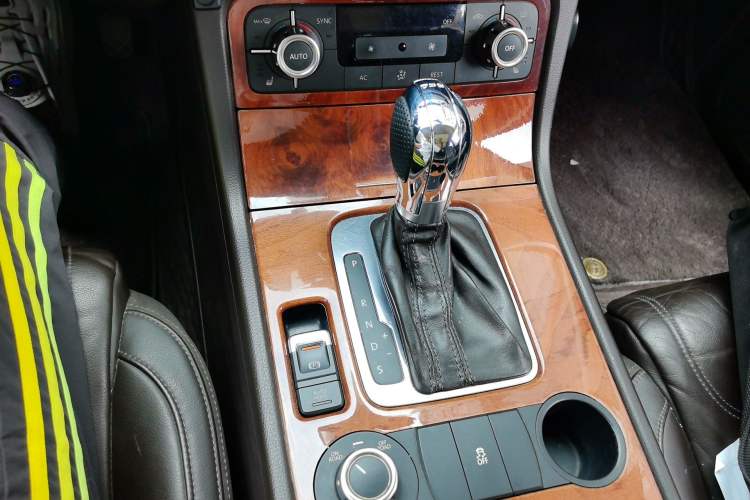 Used Volkswagen Touareg 2011 3.0 TSI Standard Version Gear Lever