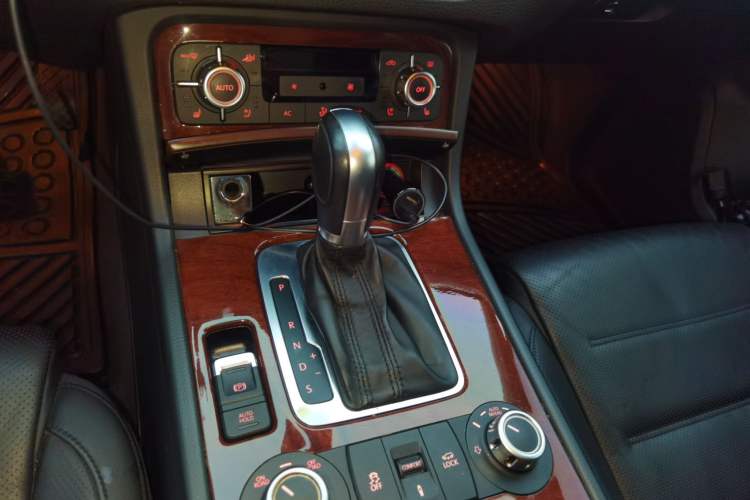 Used Volkswagen Touareg 2011 3.0 TSI Comfort Version Gear Lever