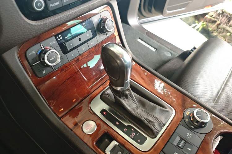 Used Volkswagen Touareg 2011 3.0 TSI High-End Version Gear Lever