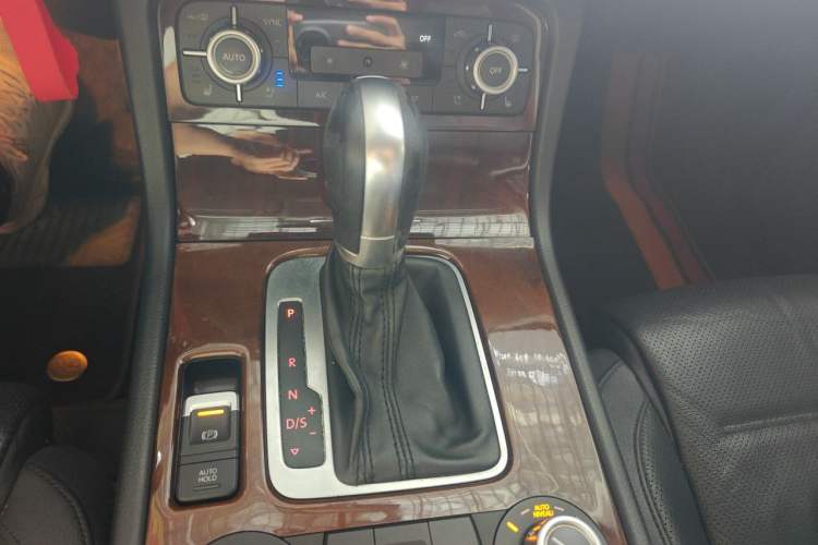 Used Volkswagen Touareg 2011 3.0 TSI Comfort Version Gear Lever
