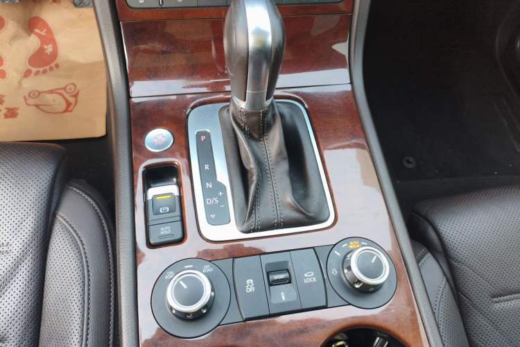 Used Volkswagen Touareg 2011 3.0 TSI High-End Version Gear Lever