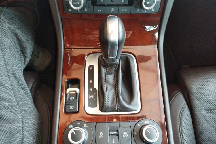 Used Volkswagen Touareg 2011 3.0 TSI Comfort Version Gear Lever
