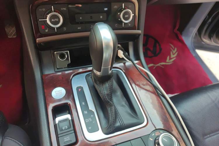 Used Volkswagen Touareg 2011 3.0 TSI High-End Version Gear Lever