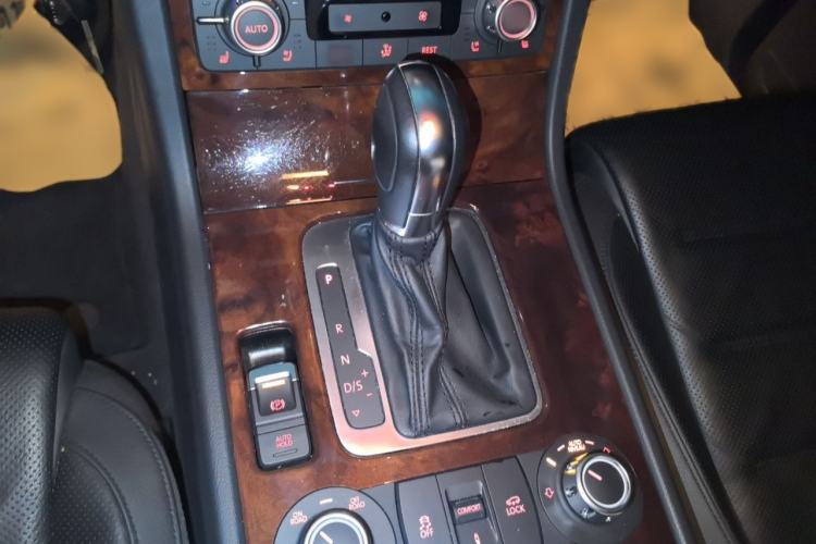 Used Volkswagen Touareg 2011 3.0 TSI Comfort Version Gear Lever