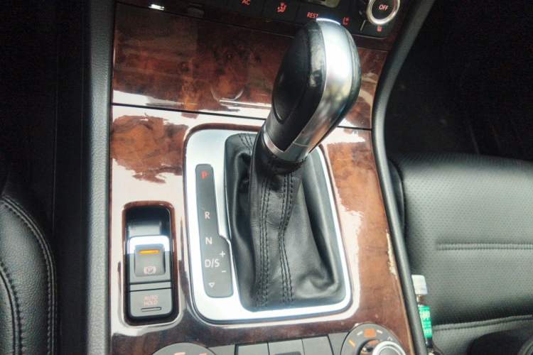 Used Volkswagen Touareg 2011 3.0 TDI Diesel Comfort Version Gear Lever