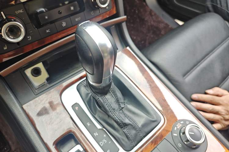 Used Volkswagen Touareg 2011 3.0 TSI Comfort Version Gear Lever