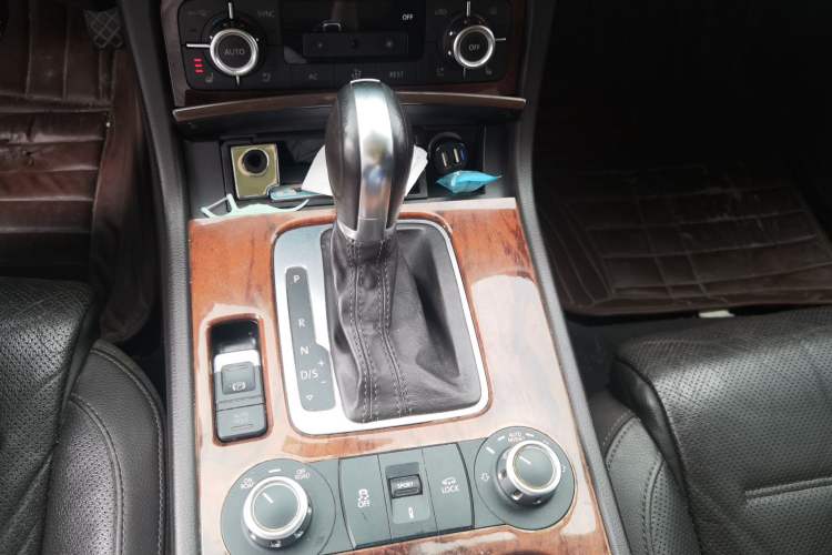 Used Volkswagen Touareg 2011 3.0 TSI Comfort Version Gear Lever