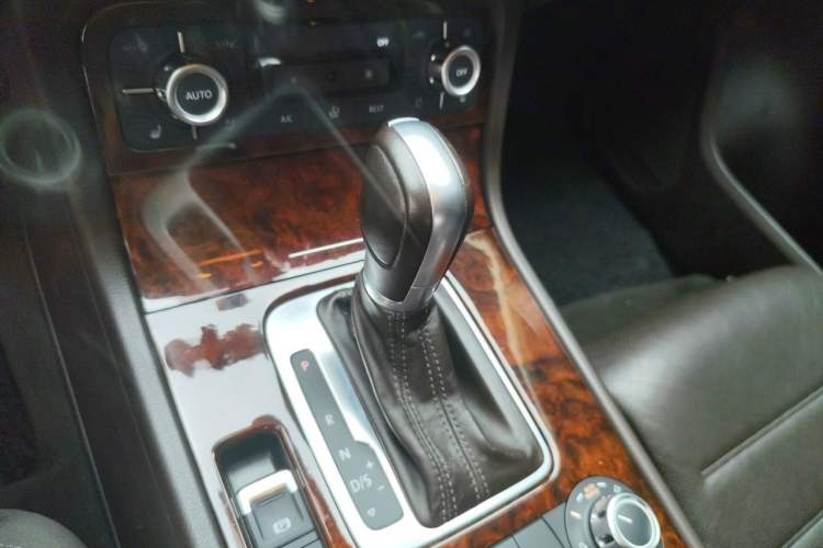 Used Volkswagen Touareg 2011 3.0 TSI Comfort Version Gear Lever