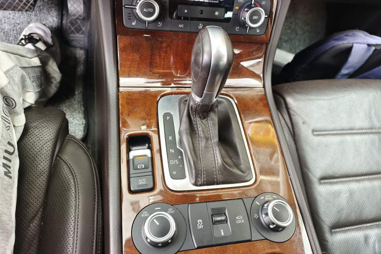 Used Volkswagen Touareg 2011 3.0 TDI Diesel Comfort Version Gear Lever