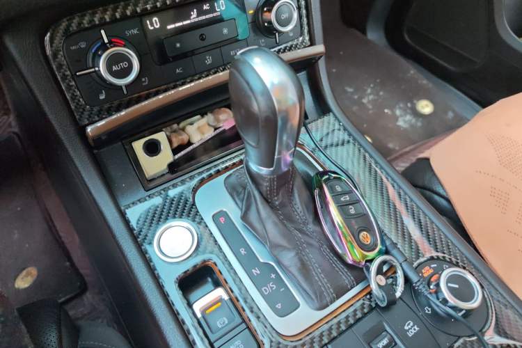 Used Volkswagen Touareg 2011 3.0 TSI High-End Version Gear Lever