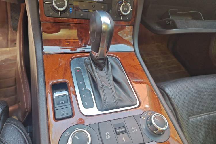 Used Volkswagen Touareg 2011 3.0 TSI Comfort Version Gear Lever
