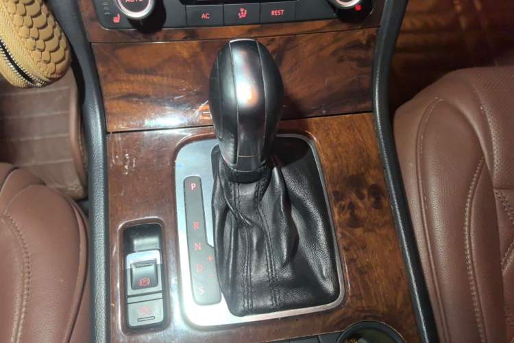 Used Volkswagen Touareg 2011 3.0 TDI Diesel Standard Version Gear Lever